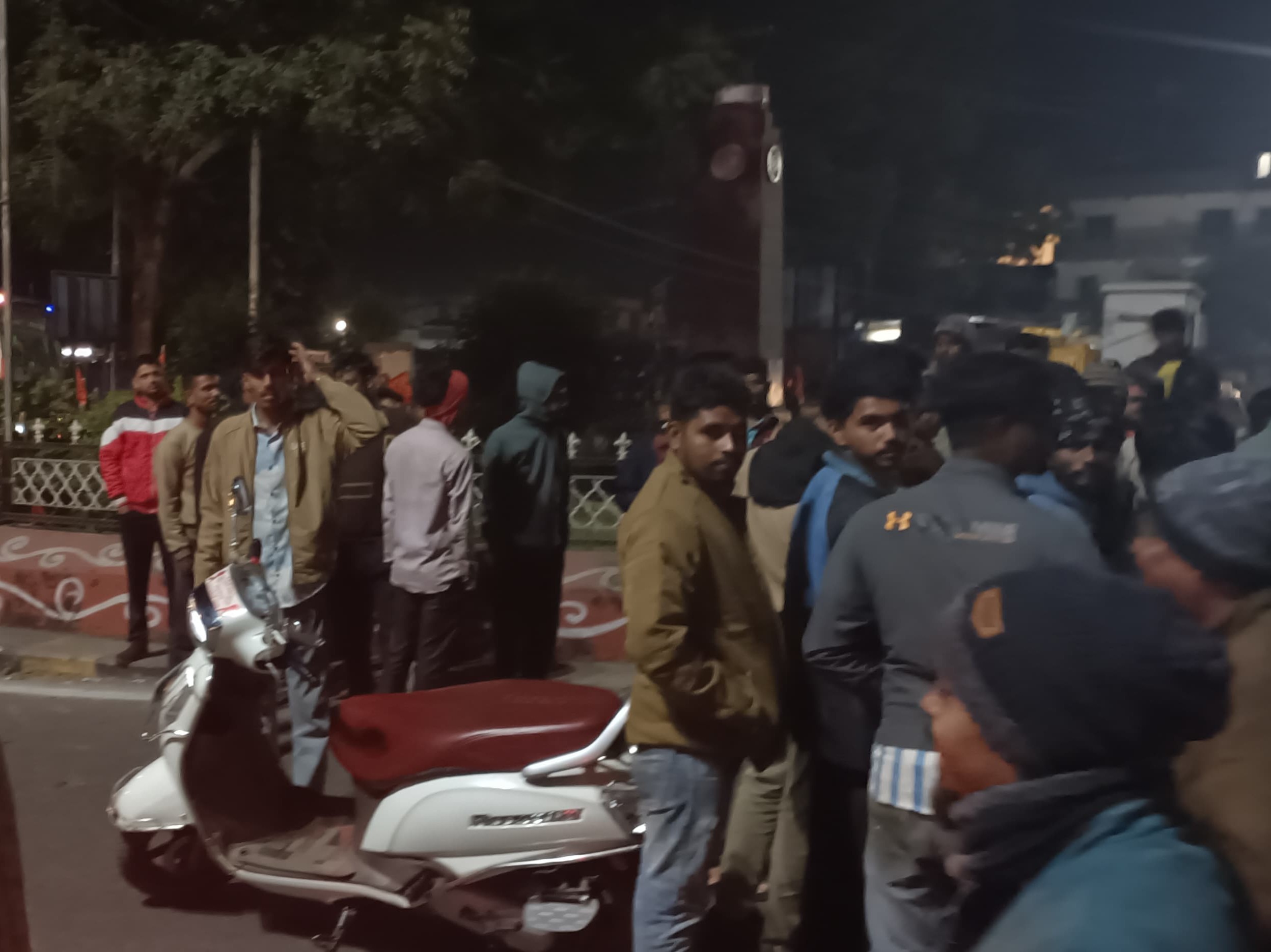 झाबुआ में बाइक सवार महिला-युवक घायल:  नशे में धुत कार ड्राइवर ने मारी टक्कर, लोगों ने पकड़कर पुलिस को सौंपा – Jhabua News