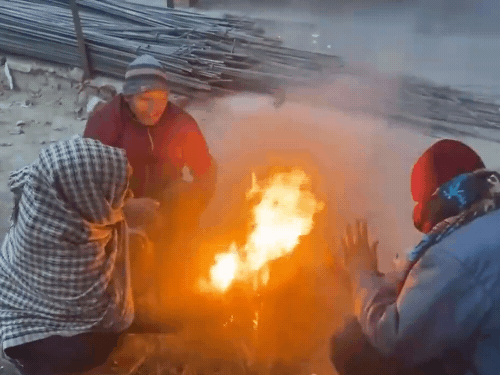 गरीबों को अभी अलाव से ही काम चलाना होगा। सरकार की ओर से कंबल मिलने में देरी है।