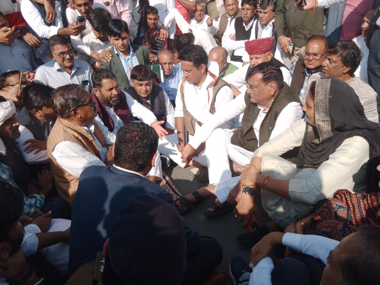 सांसद राहुल कस्वां से बातचीत करने के लिए कलेक्टर-एसपी धरना स्थल पर पहुंचे थे।