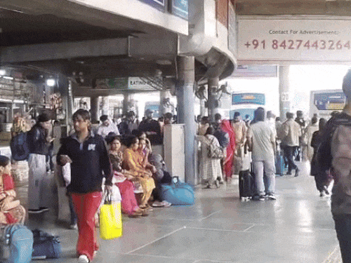 चंडीगढ़ सेक्टर-43 बस स्टैंड पर लोग अपनी बसों का इंतजार करते हुए। (फाइल फोटो) - Dainik Bhaskar