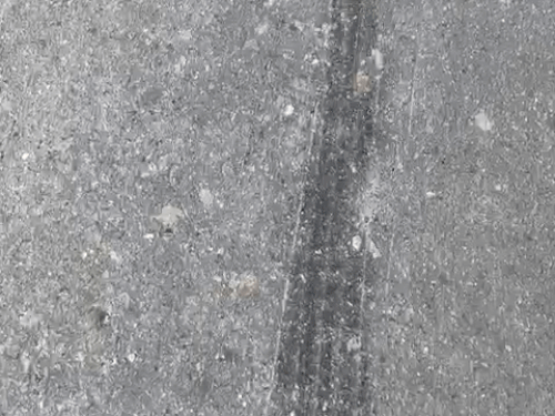 रोड पर घसीटने के गाड़ी के टायर के मिले निशान