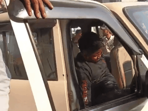 गोली लगने से ड्राइविंग सीट पर घायल अवस्था में पड़ा युवक। - Dainik Bhaskar