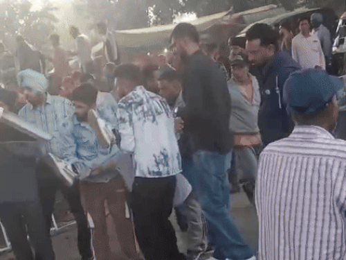 घायल युवक को एंबुलेंस में शिफ्ट करते हुए लोग।