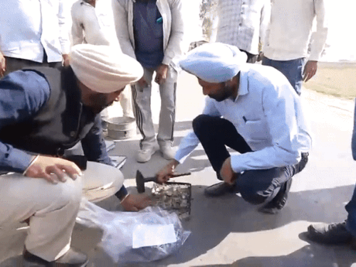 फ्लाइंग स्क्वॉड मानसा में माखा चहलां रोड की जांच करती हुई। - Dainik Bhaskar