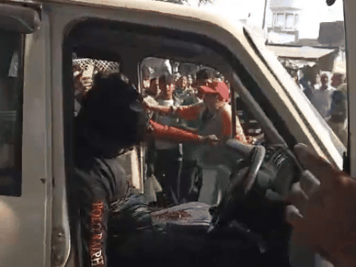 गाड़ी में घायल पड़े युवकों को पुलिस ने अस्पताल पहुंचाया।