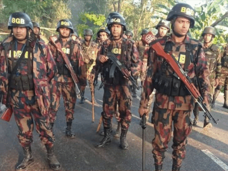 लोगों ने कई जगहों पर पेड़ गिराकर हाईवे जाम कर दिया है। बॉर्डर गार्ड बांग्लादेश हाईवे को साफ करा रहा है। - Dainik Bhaskar