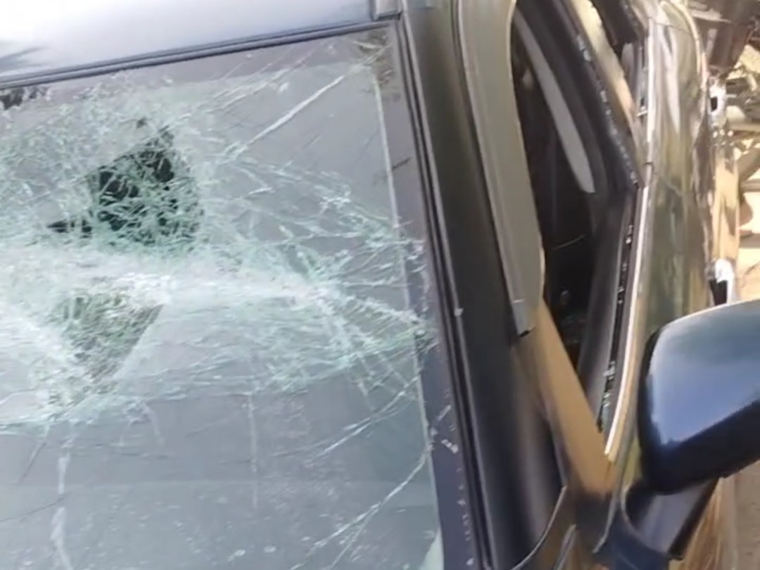 बदमाशों ने कार में तोड़फोड़ कर दी।