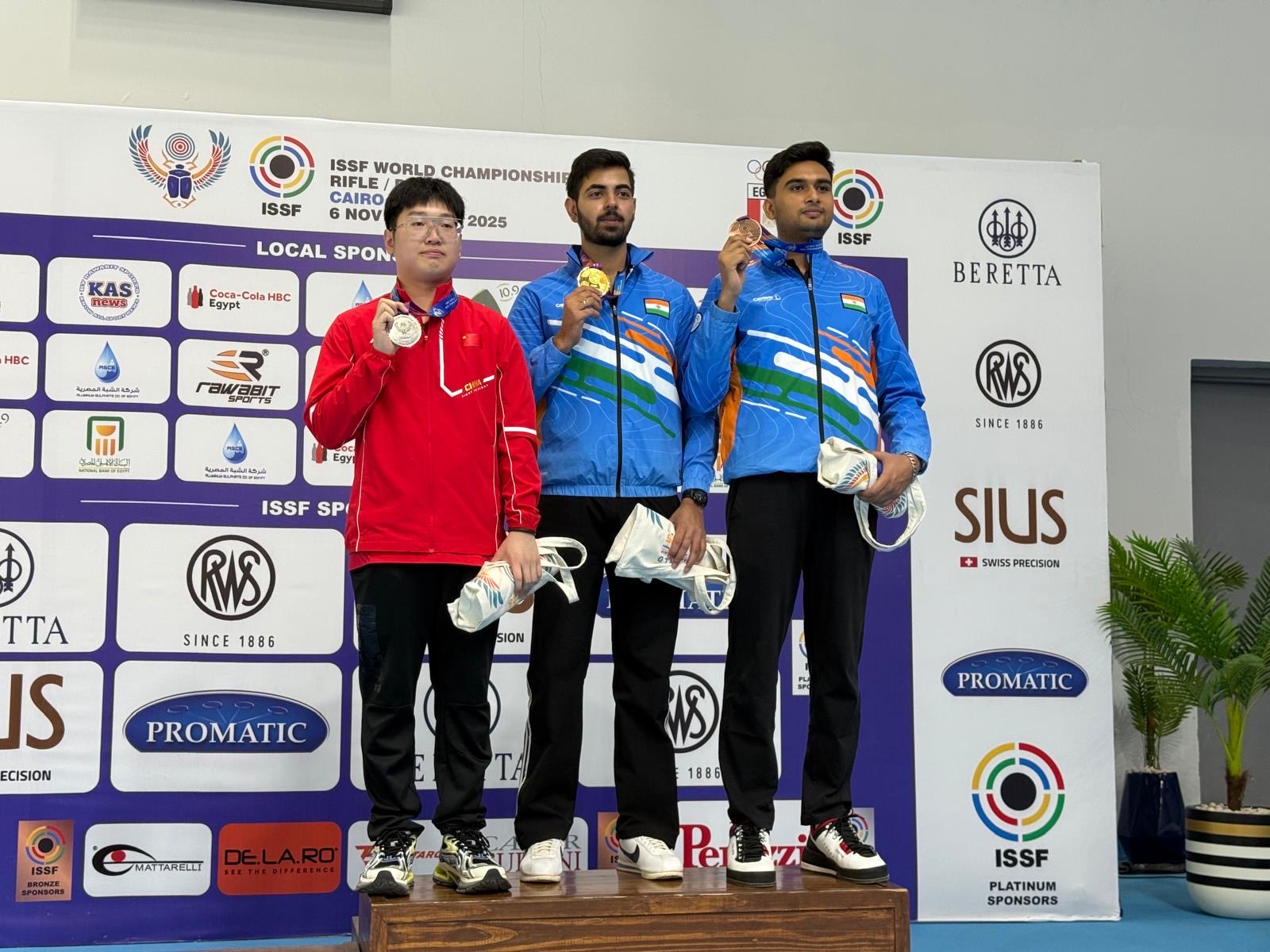 सम्राट राणा (बीच में) ने 10 मीटर एयर पिस्टल इवेंट में गोल्ड मेडल जीता था।