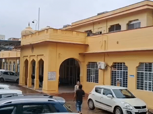 एसके हॉस्पिटल सीकर का सबसे बड़ा सरकारी हॉस्पिटल है। यहां दिनभर में हजारों मरीज आते हैं। गार्डों की सैलरी पर करीब 10 लाख रुपए तक खर्च होते हैं। फिर भी सुरक्षा व्यवस्था न के बराबर है।