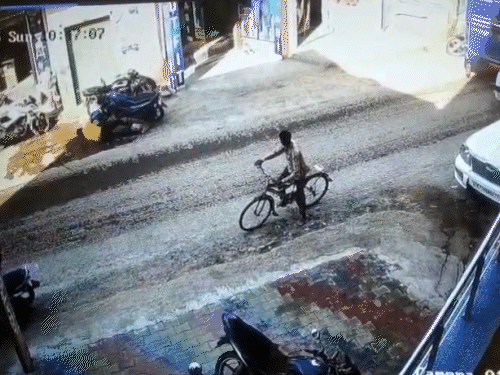 इसके बाद बस को रूकवाकर कंडक्टर दौड़कर युवक के पास आता है।