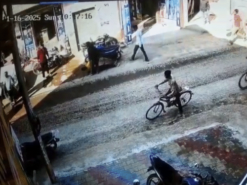 कंडक्टर घायल युवक को संभालता है और आसपास के लोगों को मदद के लिए बुलाता है।