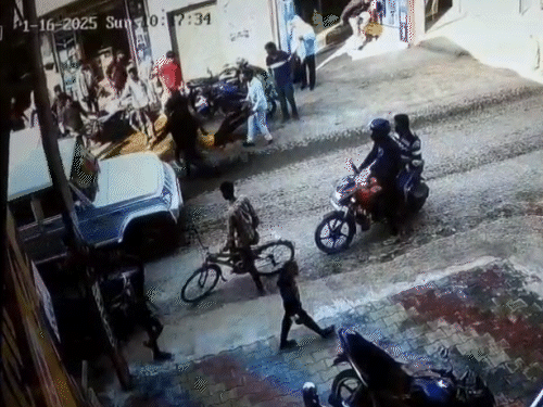 इसके बाद एक स्थानीय लोगों की मदद से घायल युवक को एक कैंपर गाड़ी से सुलताना के निजी अस्पताल ले जाया जाता है।