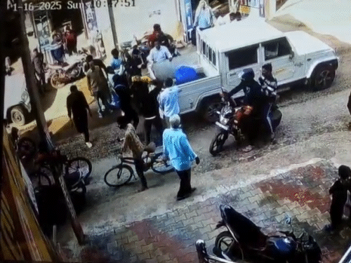 लोगों ने तत्काल घायल युवक को कैंपर गाड़ी में डालकर अस्पताल पहुंचाया।