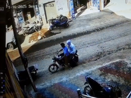 सुलताना कस्बे में सिंघाना–चिड़ावा मार्ग पर निजी बस में सवार युवक पिकअप से टकराकर नीचे गिर जाता है।