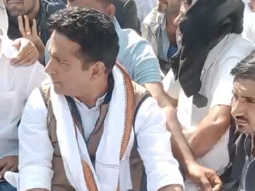 सांसद राहुल कस्वां किसानों और कांग्रेस नेताओं के साथ सड़क पर धरने पर बैठ गए।