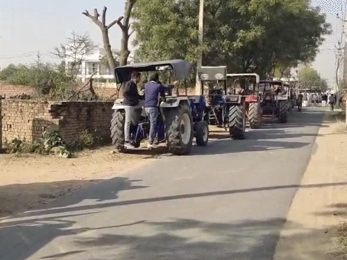 पुलिस ने 100 से अधिक ट्रैक्टरों को जब्त कर हाईवे पर खड़ा करा दिया।