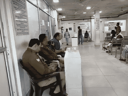 ये तस्वीर उस समय की है जब जम्मू-कश्मीर की पुलिस ने सहारनपुर में उस अस्पताल में पड़ताल की, जहां डॉ. अदील नौकरी करता था। स्टाफ से पूछताछ की गई।