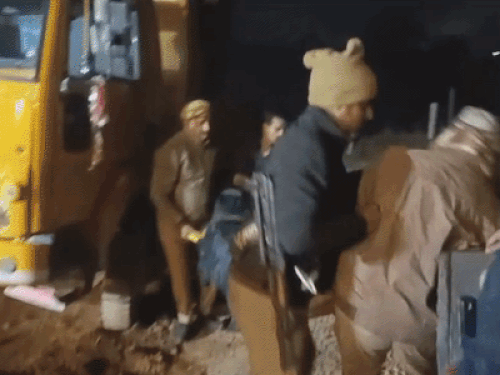 पुलिस ने अब तक 5 बॉडी रिकवर कर ली हैं। 9 और के फंसे होने की आशंका है।