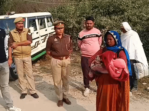 पोस्टमॉर्टम हाउस के बाहर गोद में नवजात बेटे को लेकर मजदूर की पत्नी इंतजार करती दिखी।