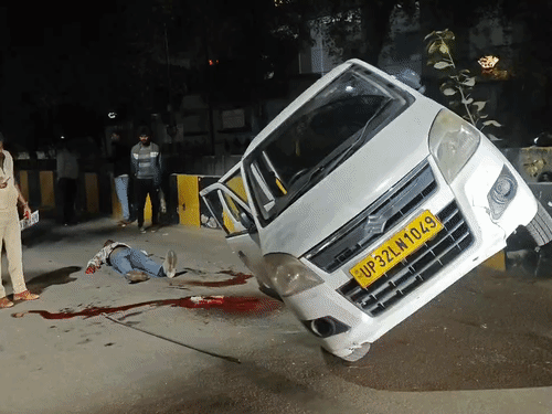 लखनऊ में दो कारों में आमने-सामने टक्कर हाे गई।