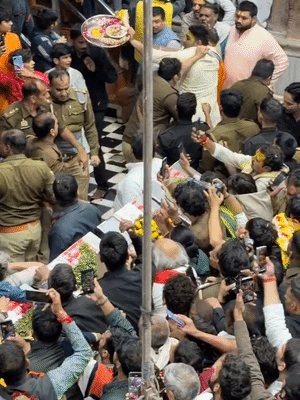 Controversy at Banke Bihari Temple | ASP अनुज चौधरी ने सेवायत का कॉलर पकड़ा; VIDEO: बांके बिहारी में खींचकर बाहर निकाला, धीरेंद्र शास्त्री दर्शन करने पहुंचे थे ...