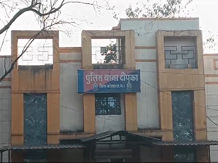 चोरी के पैसों से चोर महंगे कपड़े पहनता और मोबाइल पर लड़कियों से बातचीत करता था।