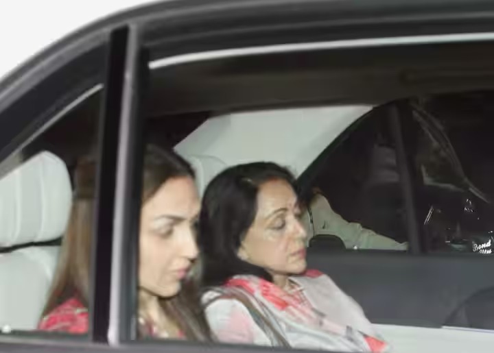 हेमा और ईशा देओल की ये तस्वीर धर्मेंद्र के अस्पताल में भर्ती होने के दौरान की है।