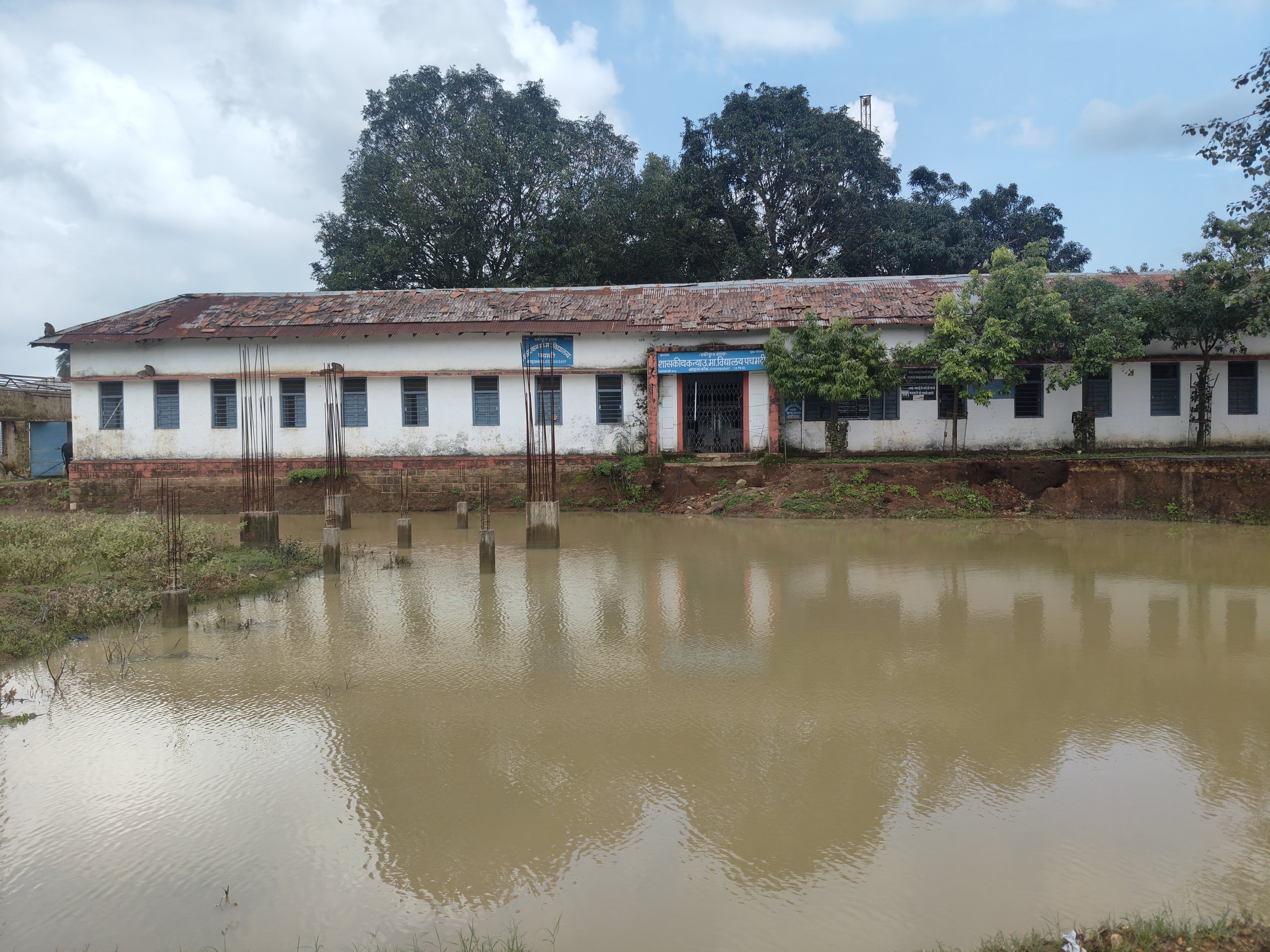 नई बिल्डिंग निर्माण से गर्ल्स स्कूल की बिल्डिंग को बंद करना पड़ा। छात्राएं दूसरे स्कूल में बैठ रही।