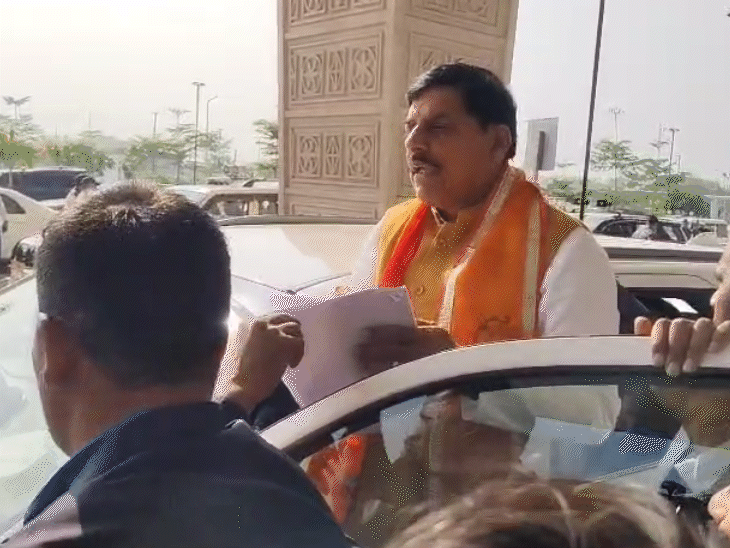 वाहन में बैठते समय ज्ञापन को पढ़ते सीएम डॉ. मोहन यादव।