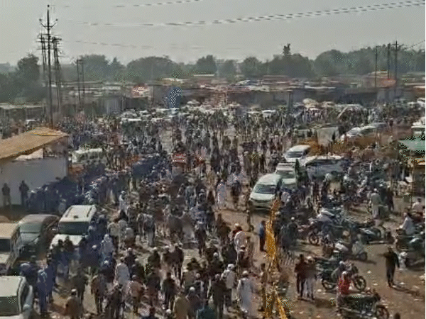 शहर की सड़कों पर भी लोगों का हुजूम देखने को मिल रहा है।