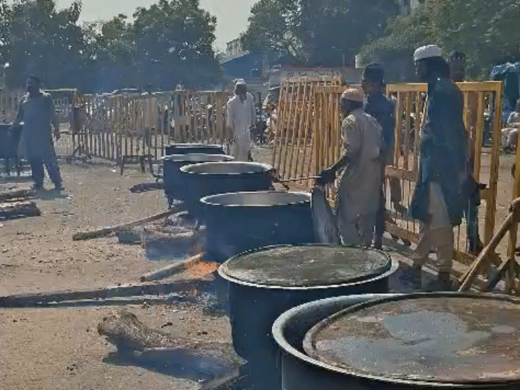 कमेटी ने भोपाल स्टेशन पर 50 हजार से ज्यादा लोगों के लिए खान-पान का इंतजाम किया है।