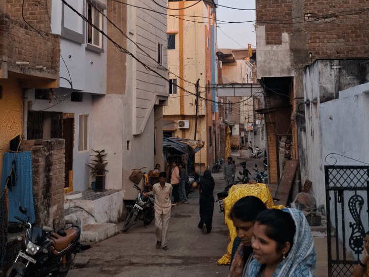 लोगों का कहना है कि ये छोटी गलियां की ओंकारेश्वर की पहचान है, जिसे खत्म करने की कोशिश की जा रही है।