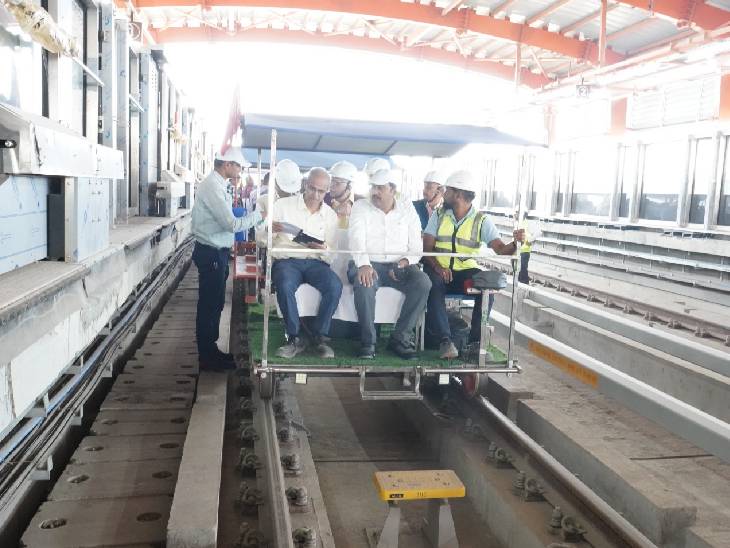 कमिश्नर मेट्रो रेल सेफ्टी की टीम ने ट्रॉली में भी बैठकर निरीक्षण किया था।