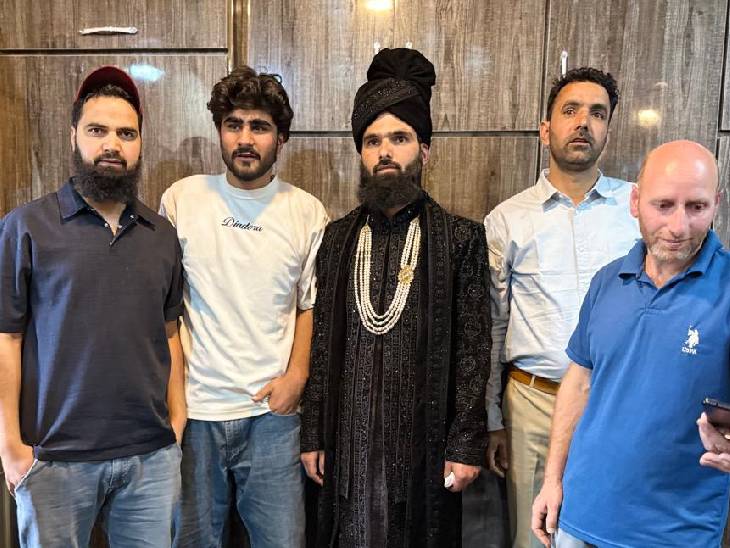 यह डॉ. अदील की शादी की तस्वीर है। वह अपने साथियों और रिश्तेदारों के साथ दिख रहा है।