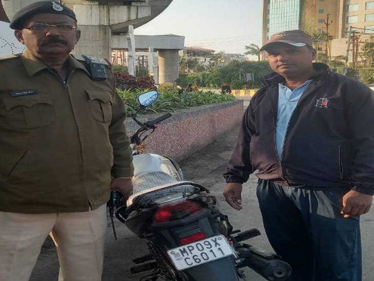 पुलिस ने बाइक को जब्त करने की कार्रवाई की।