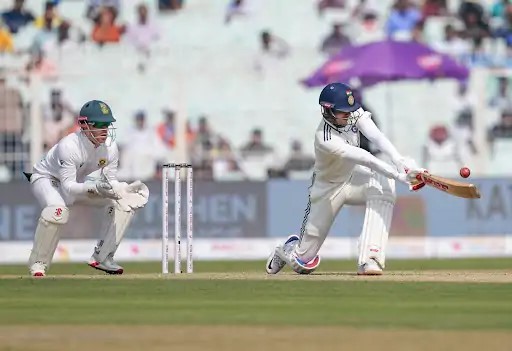 गिल ने गेंद को स्वीप किया और फिर दर्द से कराहते हुए तुरंत अपनी गर्दन पकड़ ली।