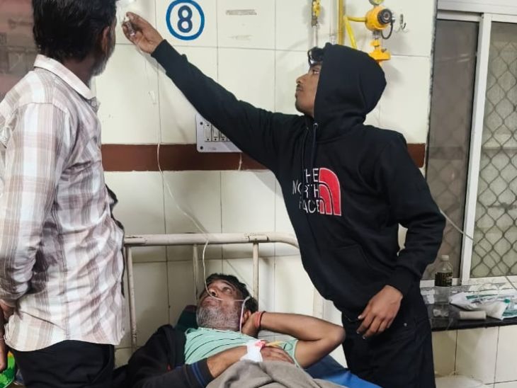 हॉस्पिटल के वार्ड में शराबी और बाहरी लोग बेरोकटोक भर्ती मरीजों तक पहुंच रहे हैं। कई लोग मरीजों को ड्रिप तक चढ़ाने लग जाते हैं।