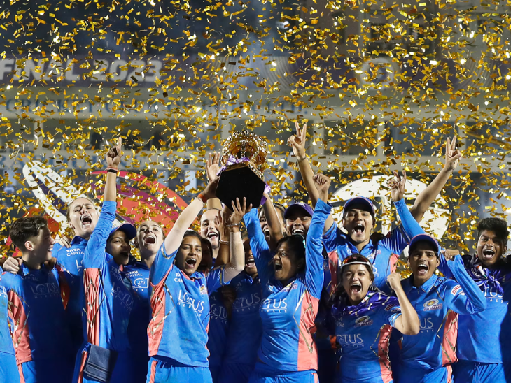 मुंबई इंडियंस ने 2025 WPL फाइनल में दिल्ली कैपिटल्स को मुंबई के ब्रेबोर्न स्टेडियम में हराया था। - Dainik Bhaskar