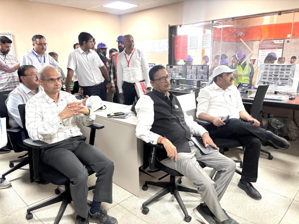 टीम कंट्रोल रूम भी पहुंची थी। जहां पर ट्रेन के संचालन की पूरी प्रक्रिया देखी थी।