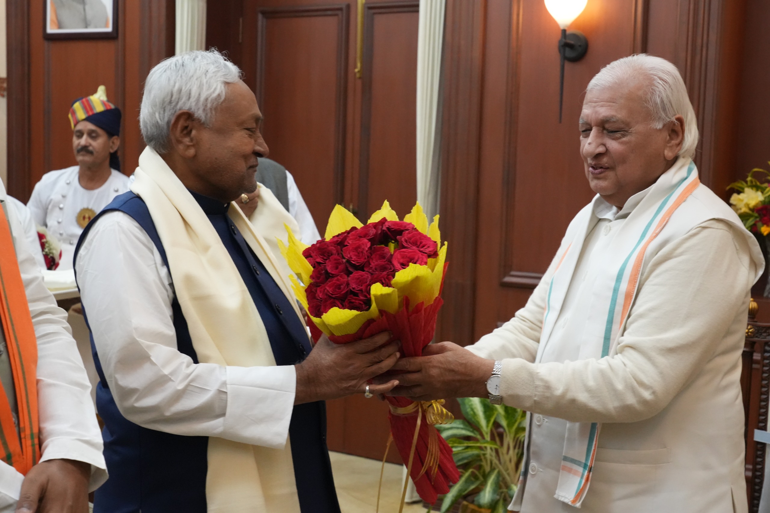 सोमवार को नीतीश कुमार ने राजभवन में राज्यपाल से मुलाकात की।