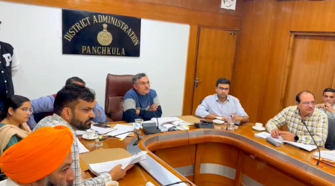 पंचकूला लघु सचिवालय के सभागार में बैठक में मौजूद अधिकारी।