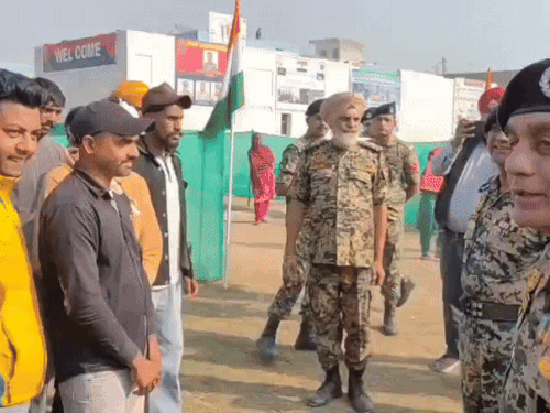 कैंप ग्रामीणों को प्रोग्राम के बारे में जानकारी देते बीएसएफ अधिकारी