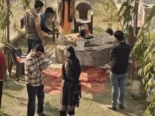 शिव परिवार के स्थान को हथोड़े से तोड़ते हुए।