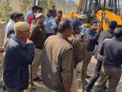 तोड़फोड़ कार्रवाई के दौरान मौके पर मौजूद स्थानीय लोग व पुलिस दलबल।