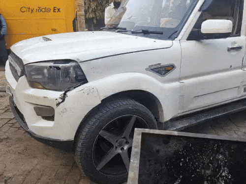 गोलियों लगने से क्षतिग्रस्त हुई स्कॉर्पियो।