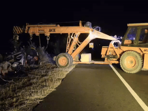 क्रेन की मदद से क्षतिग्रस्त कार को सड़क से किनारे कराया गया।