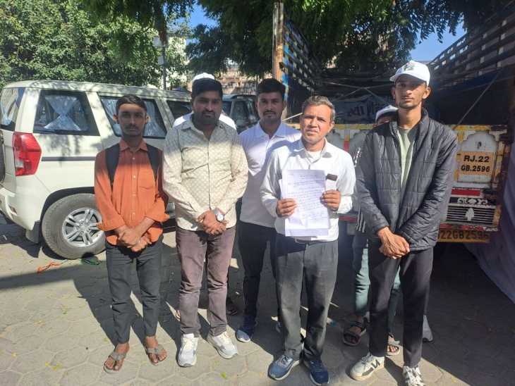 गत दिनों पाली जिले के प्रभारी मंत्री झाबरसिंह खर्रा से भी प्रवीण के परिजन और समाज के लोग मिले थे।और प्रवीण की तलाश के लिए टीम गठित करने की मांग की थी।