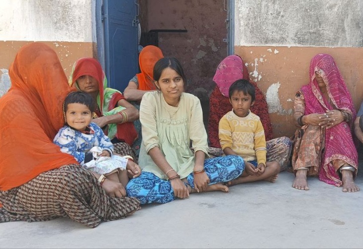 प्रवीण के परिजन उसके लौटने का इन्तजार करते हुए।