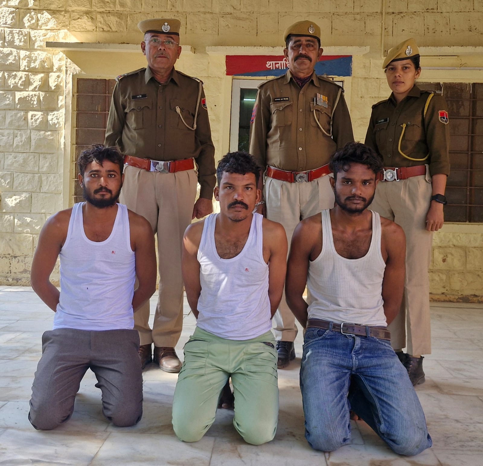 पुलिस ने मामले में तीनों आरोपियों को गिरफ्तार किया।