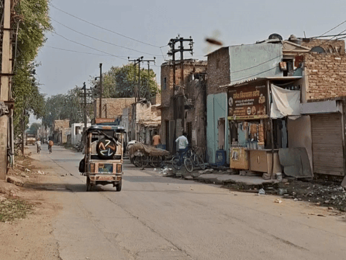 रेलवे ने अतिक्रमण हटाने के कार्रवाई शुरू कर दी है।